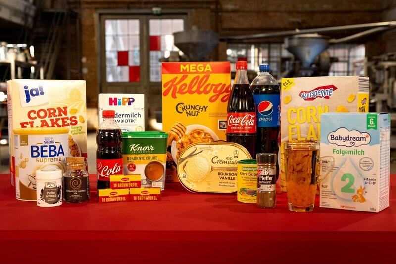Sebastian Lege deckt die weltweiten Tricks der Lebensmittelindustrie auf: Kellogg’s, Cola und Co. – Was steckt drin, was steckt dahinter und was verursachen die industriell hergestellten Lebensmittel weltweit? – Bild: ZDF und Lars Döring