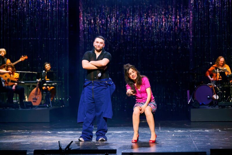 Taner ?ahintürk (li.) und Sesede Terziyan (re.) in „Unser Deutschlandmärchen“ am Maxim Gorki Theater Berlin. – Bild: ZDF und Ute Langkafel