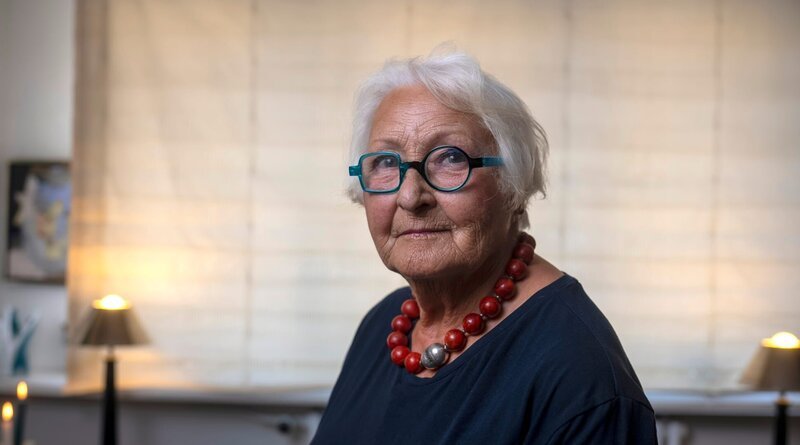 Eveline Harder (82) Rentnerin, die unter Einsamkeit leidet. – Bild: MDR/​DRIVE beta/​Benjamin Kahlmeye