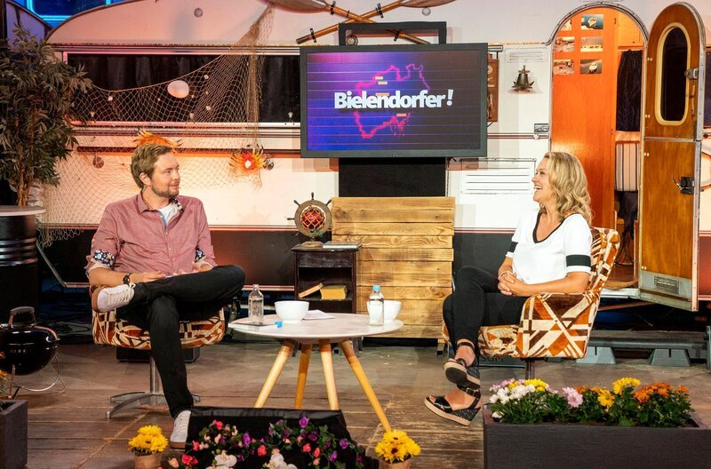 Moderator Bastian Bielendorfer (l) mit Gast Lisa Feller. – Bild: WDR/​Max Kohr