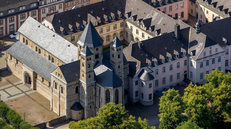 Wanderwege führen rund um das Kloster Knechtsteden bei Dormagen. – Bild: WDR/​imago/​Hans Blossey