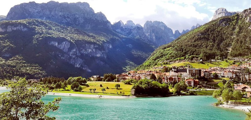 Molvenosse vor Dolomitenmassiv – Bild: ZDF und SR/​Julia Leiendecker