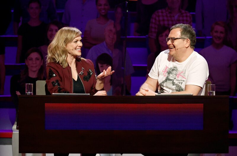 Rateteam-Kapitän Elton (r.) und die Schauspielerin und Sängerin Anna Loos (l.) bilden ein Rateteam. – Bild: ARD/​Morris Mac Matzen