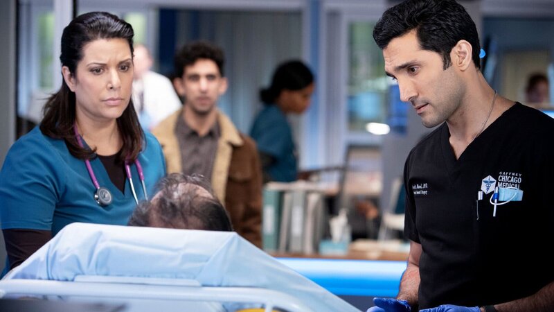 Ein ungewöhnlicher Fall: Lorenza Diaz als Doris, Dominic Rains als Dr. Crockett Marcel. – Bild: SRF/​NBC Universal