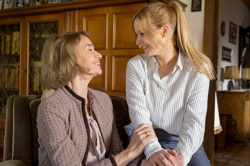 Die demente Hanni Haffner (Gudrun Gundelach, l.) und ihre Großnichte Vanessa Balders (Jasmin Schwiers, r.) fühlen sich einander verbunden dennoch gibt es innerhalb der Familie große Konflikte. – Bild: ZDF und Thomas Kost
