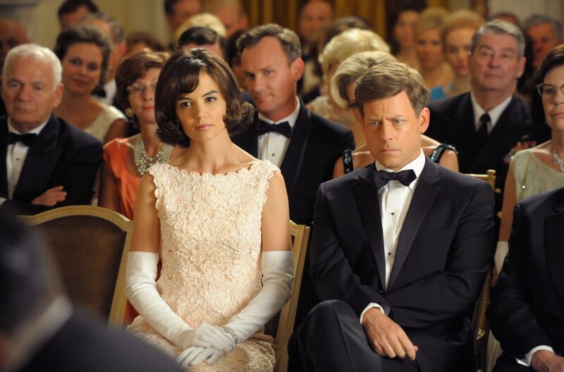 Jackie Kennedy (Katie Holmes) und Jack Kennedy (Greg Kinnear) – Bild: WDR/​Palatin Media Film- & Fernseh GmbH