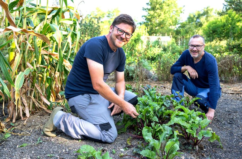 Die vierte Gartenparty steigt in Rheinhessen. Markus Gaißls Herz schlägt für große naturnahe Staudenpflanzungen, in die man komplett eintauchen kann. In Wallertheim hat der Gefängnispsychologe mit seinem Mann Mark (l) eine ehemalige Weihnachtsbaumplantage in einen vielfältigen Landhausgarten verwandelt, der auch zur Selbstversorgung mit Obst, Gemüse und Geflügel dient. – Bild: WDR/​Melanie Grande