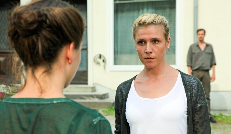 L-R: Rosaria (Henriette Confurius), Irene (Franziska Weisz), Franz (Max von Thun). – Bild: ORF