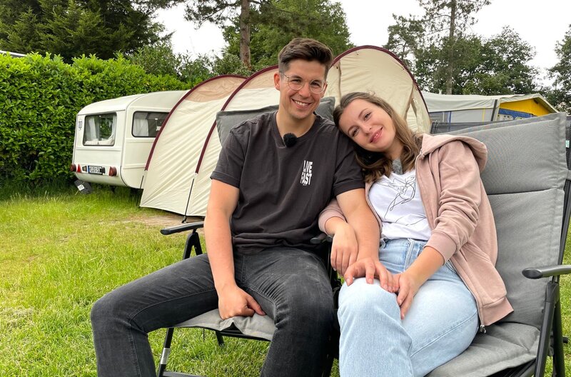 Rabea Kroppen (r) und Yannik Pieper aus Moers auf dem Campingpatz Leukermeer. – Bild: WDR/​sagamedia/​Liliane Mofti