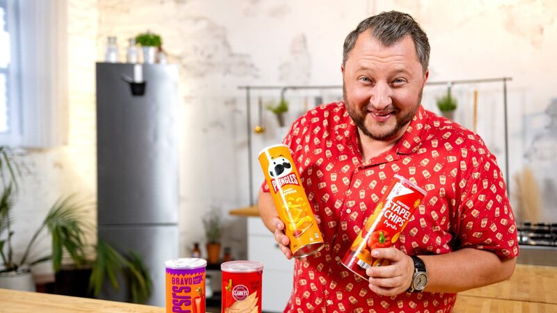 Wer an Snacks denkt, denkt an Chips. Gerade Stapelchips sind der Klassiker beim Fernsehabend. Sebastian Lege erklärt, wie die Hersteller den Snack so unwiderstehlich machen. – Bild: ZDF