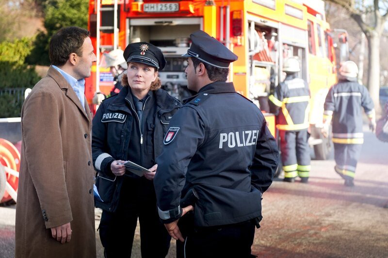 Das Auto des Nachhilfeinstituts-Leiters Heiner Bartels (Robert Schupp, l.) wurde in Brand gesteckt. Claudia (Janette Rauch, M.) und Tarik (Serhat Cokgezen, r.) nehmen die Ermittlungen auf. – Bild: ZDF und Boris Laewen