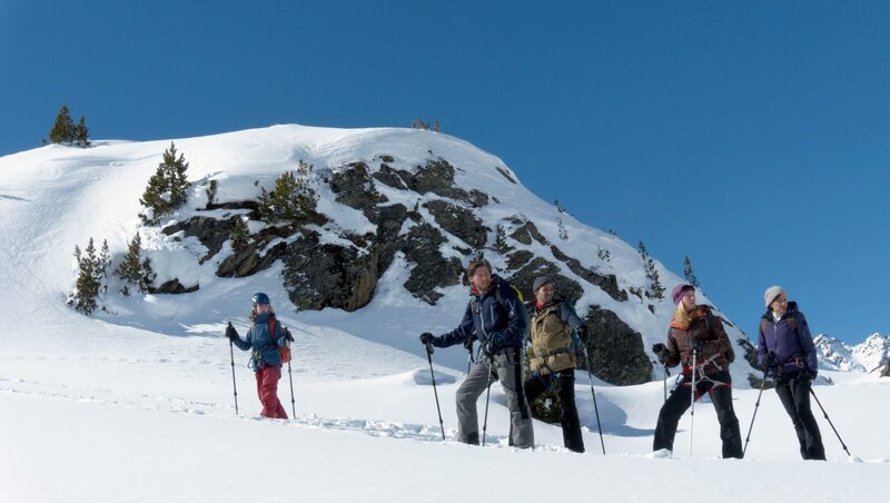 Markus, seine Freundin Julia und die befreundete Familie Bachler genießen bei traumhaften Wetter ihre Skischuhwanderung. Von links: Nadja Bachler (Adele Butz), Markus Kofler (Sebastian Ströbel), Thomas Bachler (Wolfgang Menardi), Sabine Bachler (Astrid Posner), Julia Staack (Bettina Zimmermann). – Bild: ZDF und Thomas R. Schumann