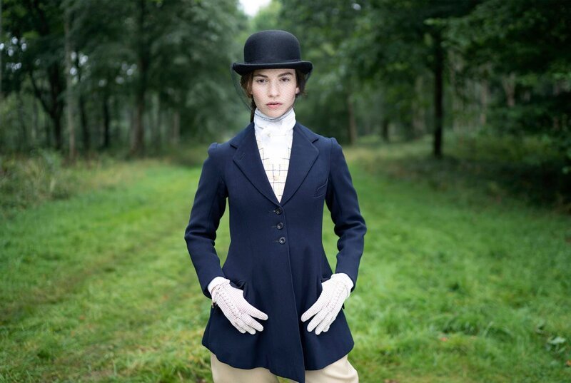 Linda Radlett (Lily James) – Bild: WDR/​Theodora Films Limited & Moonage Pictures Limited