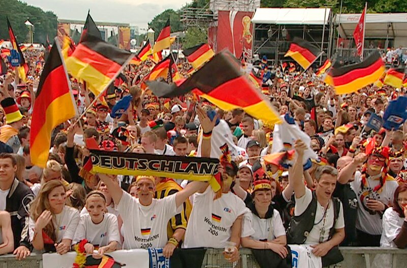 Das Jahr 2006 – die Fußball-Weltmeisterschaft kommt nach Berlin und die Stadt erlebt ihr „Sommermärchen“. Der Hauptbahnhof wird eingeweiht und die Neuköllner Rütli-Schule macht deutschlandweit Schlagzeilen als Symbol für gescheiterte Integration. Eine Berlin-Chronik der Superlative: Fünf Jahrzehnte von 1961, dem Jahr des Mauerbaus, bis 2009 als Berlin eine Weltstadt im 21. Jahrhundert ist. – Das Sommermärchen zur Fussball-WM 2006 „Die Welt zu Gast bei Freunden in Berlin“ – Bild: rbb