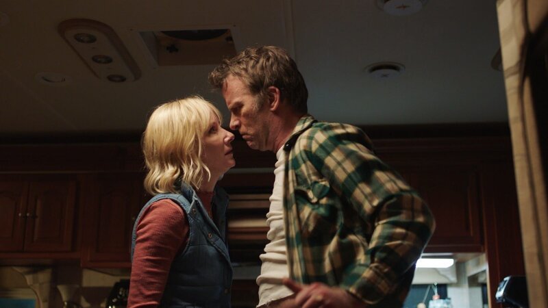 Kurz nach dem Verschwinden ihrer Tochter Taylor kommt es zwischen Paul (Thomas Jane) und Wendy (Anne Heche) im Wohnmobil zu einer erbitterten Auseinandersetzung. – Bild: ZDF und Adonais Productions Kurz nach dem Verschwinden ihrer Tochter Taylor kommt es zwischen Paul (Thomas Jane) und Wendy (Anne Heche) im Wohnmobil zu einer erbitterten Auseinandersetzung. – Bild: ZDF und Adonais Productions
