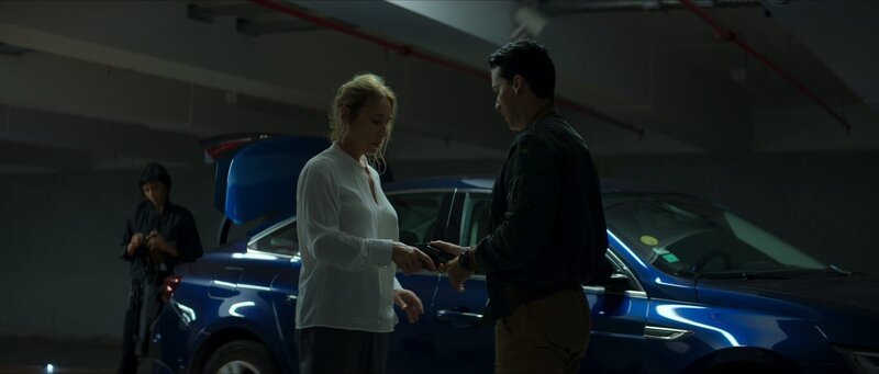 Zara (Ritu Arya, l.) und Vincent (Tewfik Jallab) bereiten Juliette (Emmanuelle Bercot, M.) auf den Showdown vor. Vincent zeigt der Präsidentin, wie sie die Waffe handhaben muss. – Bild: ZDF und Simon Ridgway