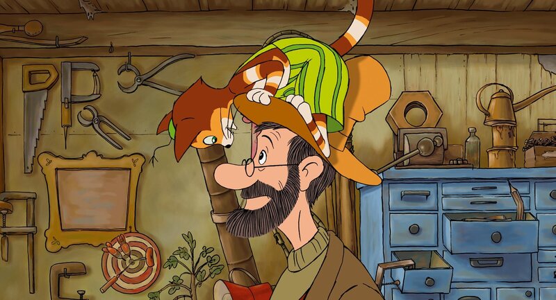 Findus schaut über Petterssons Hutrand und bietet ihm seine Hilfe beim Erfinden an. – Bild: ZDF/​TV Loonland