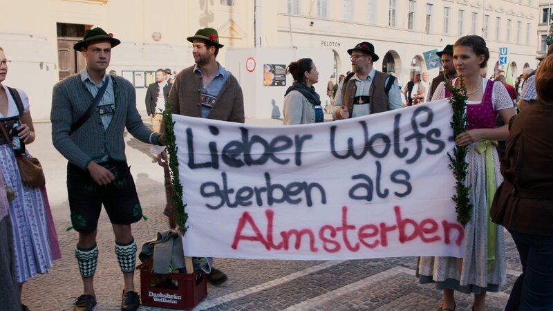 Eine Demonstration in Österreich für die Bejagung von Wölfen. – Bild: ZDF und Daniel Schönauer Eine Demonstration in Österreich für die Bejagung von Wölfen. – Bild: ZDF und Daniel Schönauer