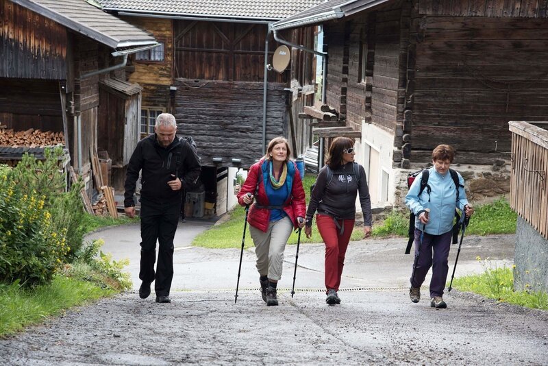 Der Pilgerweg führt durch idyllische Bergdörfer in Osttirol: St. Oswald in Kartitsch. – Bild: ZDF und ORF/ORF-Tirol Der Pilgerweg führt durch idyllische Bergdörfer in Osttirol: St. Oswald in Kartitsch. – Bild: ZDF und ORF/ORF-Tirol