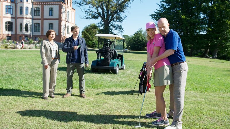 v.l.n.r.: Katrin Börensen (Claudia Schmutzler), Nils Theede (Jonas Laux), Dr. Reichenbach (Lutz Herkenrath) – Bild: ZDF und Marc Meyerbröker