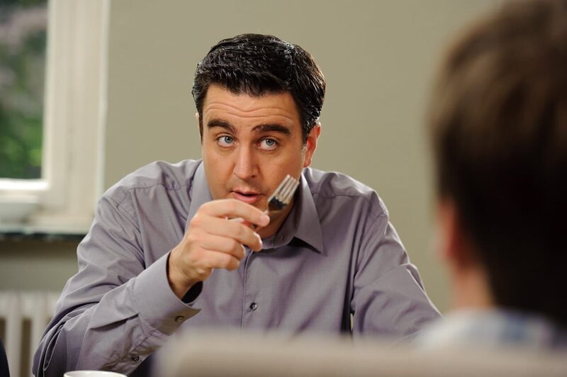 Wagt einen neuen Anfang, im Kölner Nobelviertel Marienburg: Bastian (Bastian Pastewka) … – Bild: port.hu