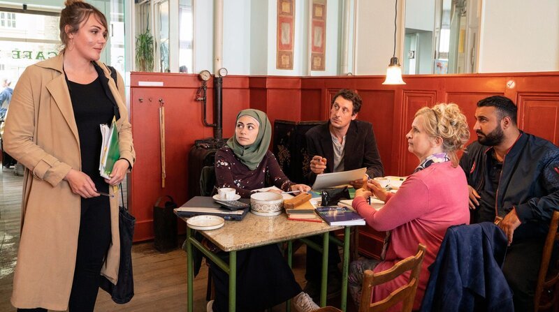 Der Film erzählt davon, was Bildung neben Selbstoptimierung und Karrierechancen vor allem sein kann: Der gemeinsame Versuch, einen richtigen Weg zu finden. v.l.n.r.: Cora Hambach (Alwara Höfels), Bingül (Yeliz Simsek), Fabian Sorge (Hans Löw), Hellen (Johanna Gastdorf), Yusuf (Sami Nasser). – Bild: ZDF und WDR/Thomas Kost Der Film erzählt davon, was Bildung neben Selbstoptimierung und Karrierechancen vor allem sein kann: Der gemeinsame Versuch, einen richtigen Weg zu finden. v.l.n.r.: Cora Hambach (Alwara Höfels), Bingül (Yeliz Simsek), Fabian Sorge (Hans Löw), Hellen (Johanna Gastdorf), Yusuf (Sami Nasser). – Bild: ZDF und WDR/Thomas Kost
