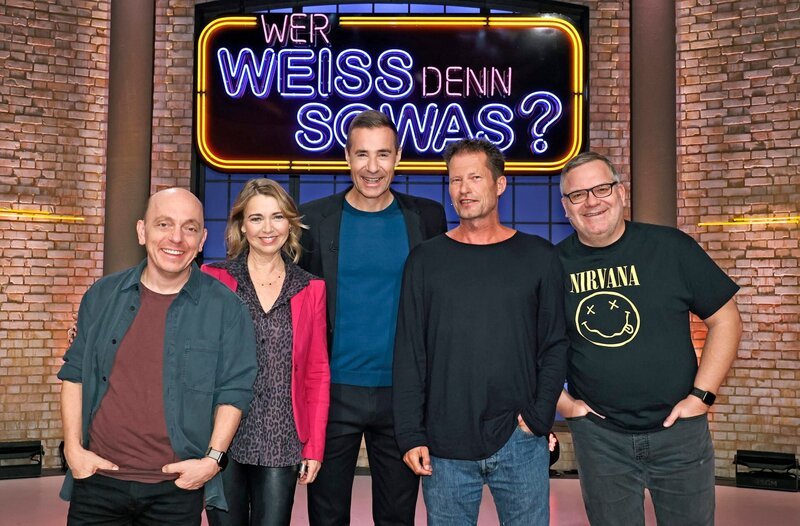 Moderator Kai Pflaume (M.) und seine Rateteam-Kapitäne Bernhard Hoëcker (l.) und Elton (r.) begrüßen in dieser Sendung die Schauspielerin Tina Ruland (2.v.l.) und den Schauspieler, Regisseur und Filmproduzenten Til Schweiger (2.v.r.). – Bild: ARD/​Morris Mac Matzen