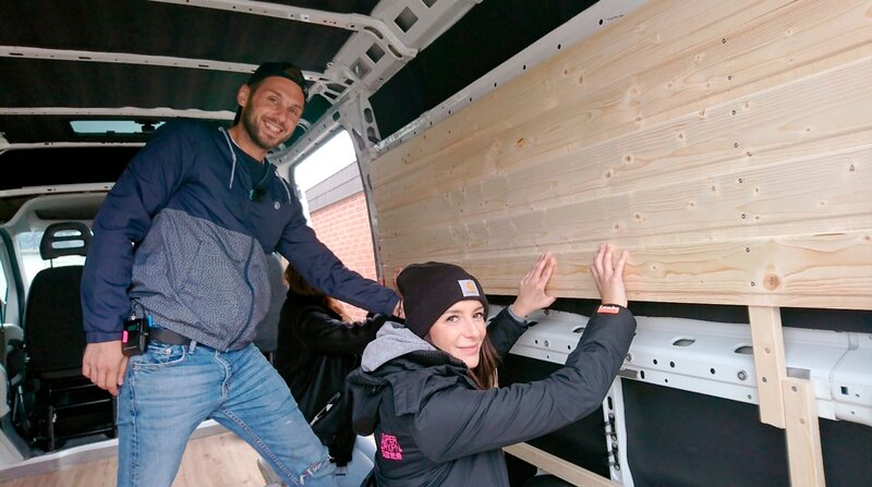 Smiljka Fan (r) und Dario Marcello sind seit knapp zwei Jahren ein Paar und vor kurzem zusammengezogen. Doch jetzt wollen sie – komplett in Eigenregie – aus einem gebrauchten Transporter einen ganz individuellen Camper Van bauen und in Zukunft mit ihren rollenden 6qm Urlaub machen. – Bild: WDR/​sagamedia