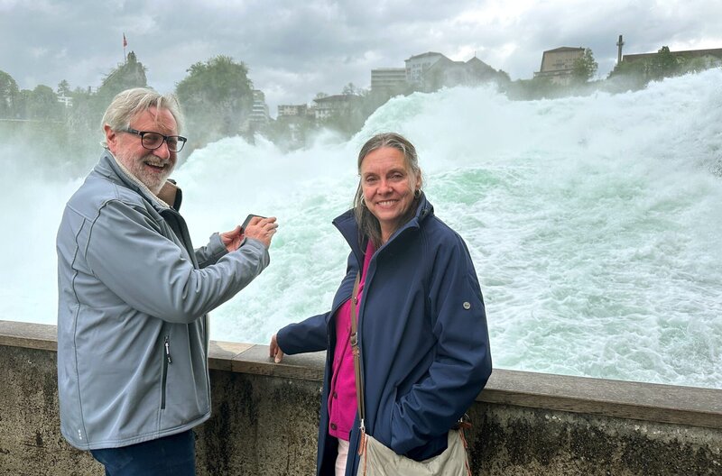 Petra und Rüdiger Erbslöh am Rheinfall bei Schaffhausen, dem größten Wasserfall Europas. – Bild: WDR/​Sagamedia Film- Fernsehproduktion GmbH