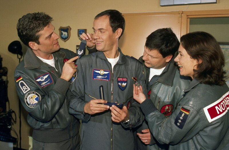 Große Überraschung im Rettungszentrum: Alex (Matthias Leja, 2.v.l.) wird befördert, vom Hauptmann zum Major! Wollcke (Oliver Hörner, l.), Thomas (Ulrich Bähnk, 2.v.r.) und Ilona (Julia Heinemann, r.) freuen sich herzlich mit ihm. – Bild: ZDF und Boris Laewen