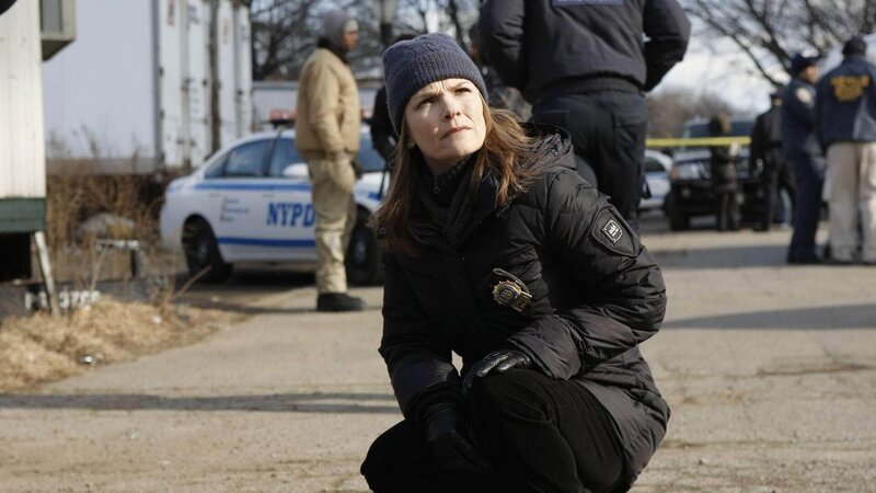Für Detective Eames (Kathryn Erbe) besteht eine Verbindung zum Opfer und einem alten Fall von ihr, der bis jetzt nicht abgeschlossen werden konnte. – Bild: MG RTL D /​ NBC Universal