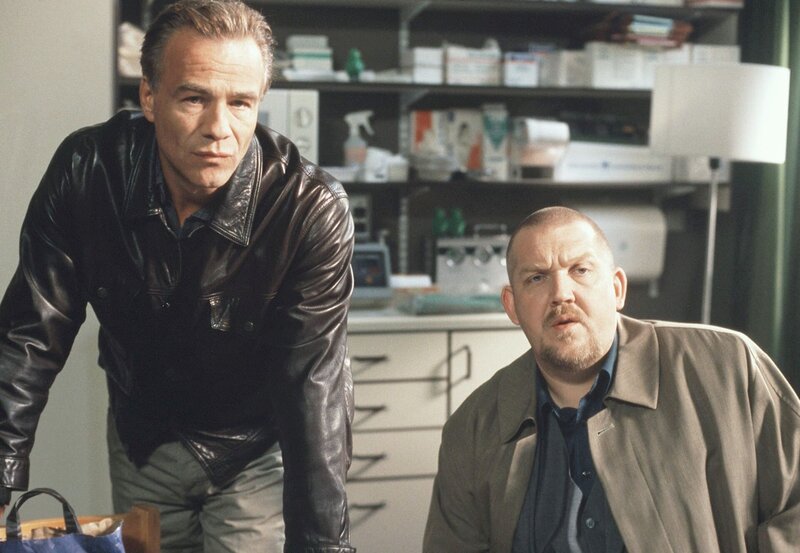 SWR Fernsehen TATORT, „Ein Hundeleben“, am Dienstag um 20:15 Uhr. Die Kommissare Max Ballauf (Klaus J. Behrendt, l) und Freddy Schenk (Dietmar Bär) ermitteln im Seniorenstift „Abendrot“. – Bild: SWR/​WDR/​Uwe Stratmann