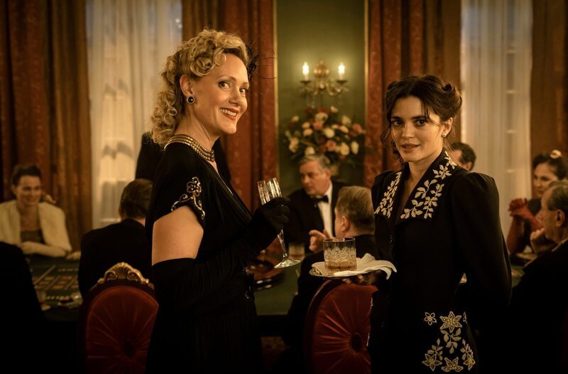l-r: Bettina Gruber (Anna Schudt), Ines de Pina (Joana Ribeiro) – Bild: Stephan Rabold /​ Sky Deutschland AG und Sky Deuts /​ Bavaria Fernsehproduktion /​ RTS/​© Sky Deutschland/​Bavaria Fiction GmbH/​Stephan Rabold