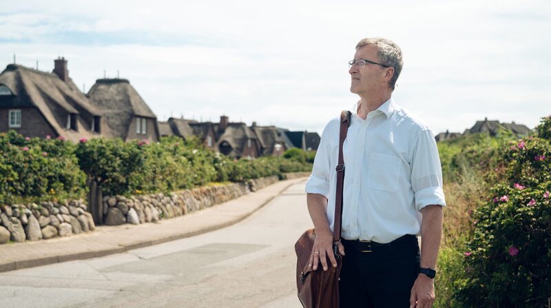 Nordfrieslands Kreisbaudirektor Burkhard Jansen ist auch zuständig für Sylt. Hier fahndet er mit seiner Behörde nach Ferienunterkünften, die illegal vermietet werden. – Bild: NDR/​Philipp Nöhr