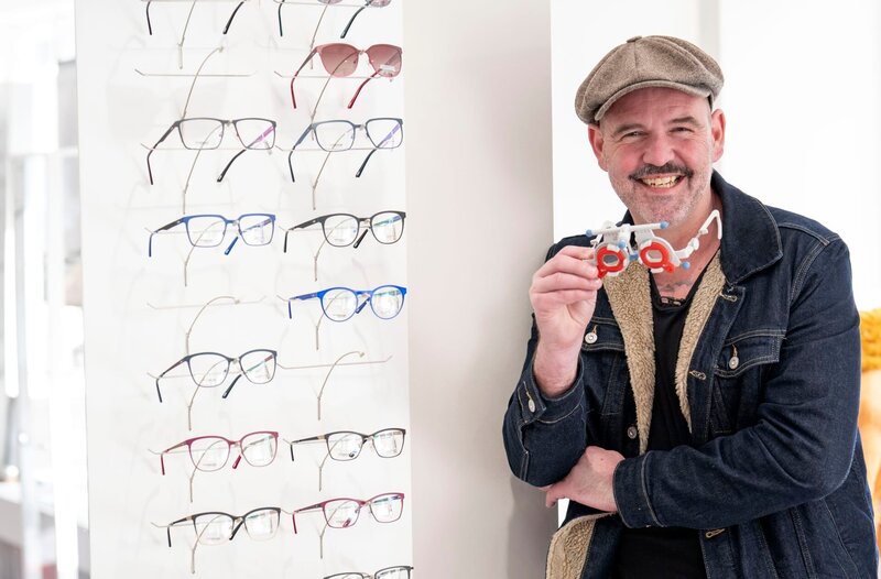 Sehhilfen: Von der Krankenkasse nur noch selten übernommen. Wer finanziell nicht gut aufgestellt ist, muss zum günstigsten Produkt greifen. Doch reicht dann die Qualität auch aus? Dr. Heinz-Wilhelm Esser geht dieser Frage nach. – Bild: WDR/​Solis TV/​Melanie Grande