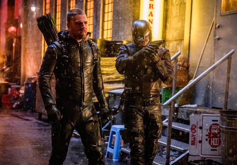 Oliver Queen (Stephen Amell, l.) und John Diggle (David Ramsey) – Bild: RTL /​ Warner Bros. Entertainment