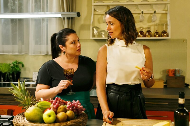 Vanessa (Julia Augustin, l.) fragt sich in Jennys (Kaja Schmidt-Tychsen) Beisein besorgt, ob Christoph sich entgegen seinem Versprechen wieder in die Arbeit stürzt. – Bild: RTL /​ Kai Schulz