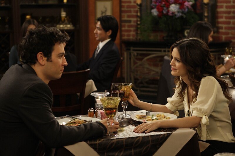 Ted (Josh Radnor, l.) lernt die Wirtschaftsstudentin Cindy (Rachel Bilson, r.) kennen und ist von ihr total beeindruckt … – Bild: © 20th Century Fox International Television