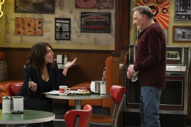 Randy (Katey Sagal, l.); Arthur (Judd Hirsch, r.) – Bild: CBS Broadcasting, Inc. /​ Richard Cartwright