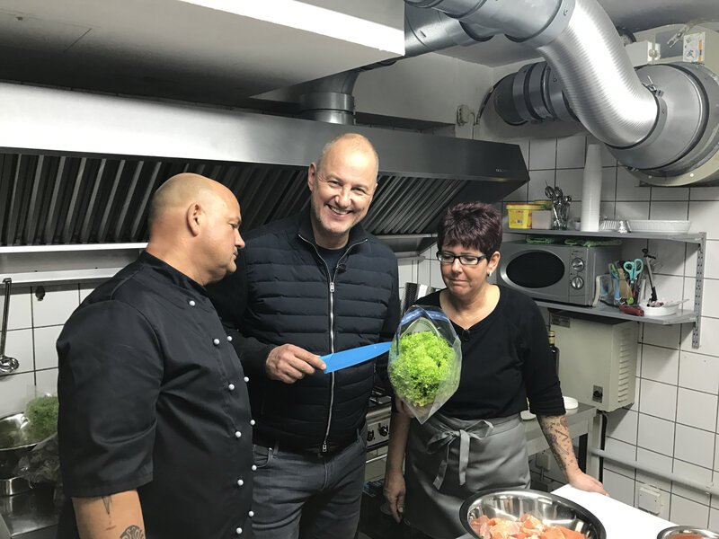 Gluten- und laktosefreie Pasta und Pizzen. Mit dieser angeblichen Marktlücke wollen Uwe (l.) und Anja (r.) Zimmermann Gäste in ihre Pizzeria locken, doch die Kunden bleiben aus. Gelingt es Frank Rosin (M.), das „Piccolino“ noch zu retten? – Bild: Kabel Eins