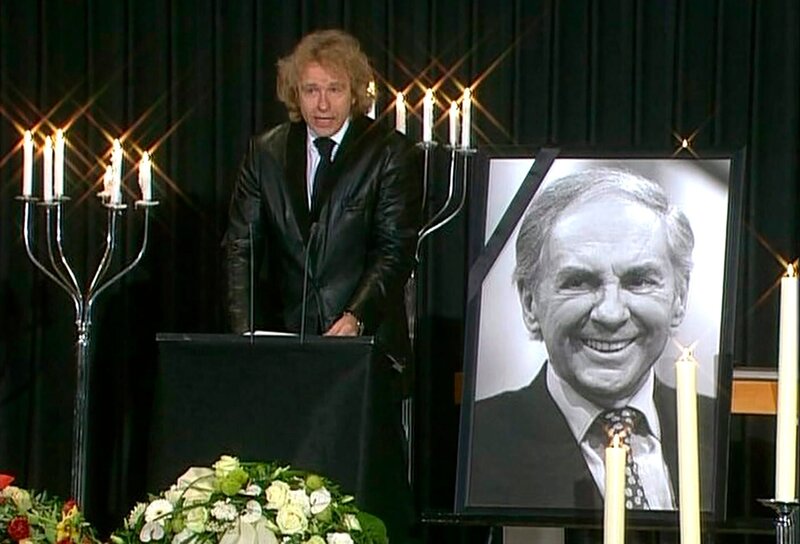 Das Jahr 2005 – der Mord an Hatun Sürücü erschüttert die Stadt, Angela Merkel zieht ins Bundeskanzleramt und die Berliner nehmen Abschied von Harald Juhnke. Eine Berlin-Chronik der Superlative: Fünf Jahrzehnte von 1961, dem Jahr des Mauerbaus, bis 2009, als Berlin eine Weltstadt im 21. Jahrhundert ist. – Der Schauspieler und Entertainer Harald Juhnke verstirbt am 1. April 2005 – Bild: rbb