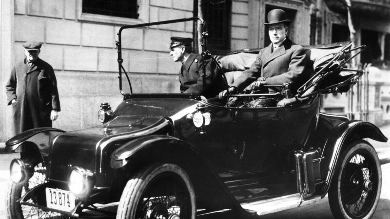John D. Rockefeller (r.) in seinem elektrischen Auto. – Bild: SRF/​ZDF Studios /​ Granger Historical Picture Archive /​ Alamy Stock Photo