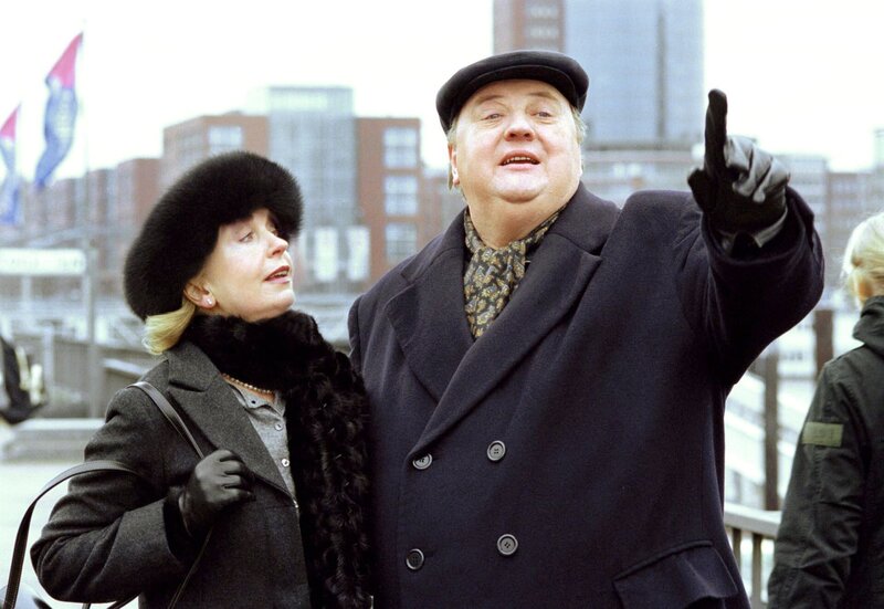 Christina Ehrenberg (Gisela Schneeberger, l.) hat ihren Ex-Mann Gregor (Dieter Pfaff, r.) um ein Gespräch unter vier Augen gebeten. Sie treffen sich am Hamburger Hafen. – Bild: ARD/​Marion von der Mehden