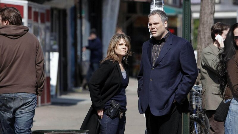 Das Ermittler-Duo Eames (Kathryn Erbe) und Goren (Vincent D’Onofrio) ermittelt in einem vermeintlichen Mordfall. Eine gewöhnlich mit Platzpatronen gefüllte Waffe enthielt aus unerfindlichen Gründen plötzlich scharfe Munition. – Bild: MG RTL D