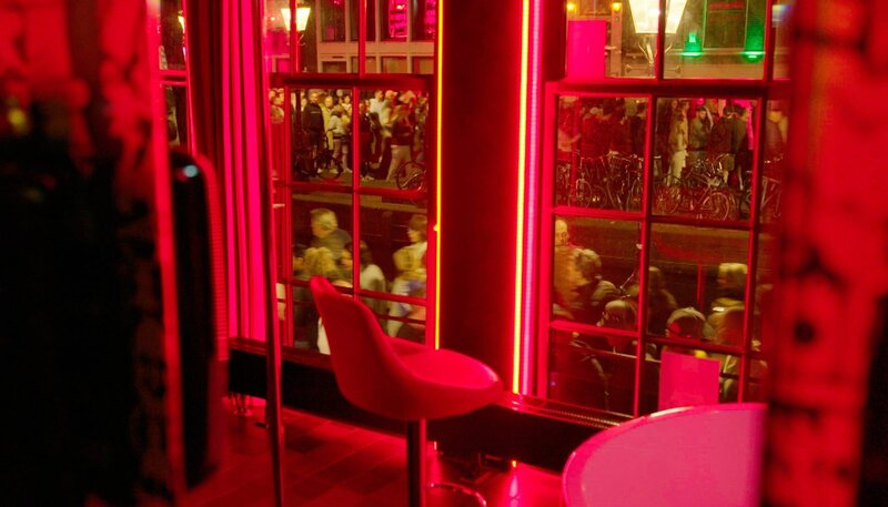 Das Rotlichtviertel Amsterdams ist einer der Hauptanziehungspunkte der Touristenströme der Stadt. Deshalb wird nun diskutiert, die Prostitution in ein Erotikcenter auszulagern. Die Sexarbeiterinnen, die hinter diesen Fenstern ihren Job in eigener Regie machen, wollen nicht weg und fühlen sich als Bauernopfer einer verfehlten Tourismuspolitik. – Bild: WDR /​ ZDF