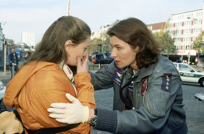 Die hochschwangere Andrea (Natalie Spinel, l.) musste mit ansehen, wie ihr Mann niedergestochen wurde. Ilona (Julia Heinemann, r.) versucht, beruhigend auf sie einzuwirken. – Bild: ZDF und Boris Laewen