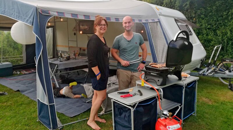 Familie Handtke beim Abendessen auf dem Campingplatz. – Bild: WDR/​sagamedia