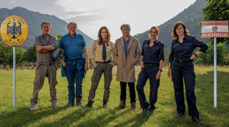 Die beliebten Polizisten aus Wolfratshausen, Hubert und Girwidz, ermitteln in dünner Alpenluft und lassen dabei kaum ein Fettnäpfchen aus. – Bild: ARD/​Thomas Neumeier
