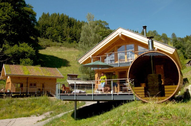 Urlaub unter dem Sternenhimmel: In Chalets bei Triberg im Schwarzwald lässt ich das Holzbett nach draußen schieben. – Bild: SWR /​ SWR Presse/​Bildkommunikation