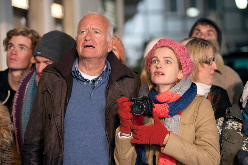 ARD HEITER BIS TÖDLICH – FUCHS UND GANS, FOLGE 2 (WH), „Feuer und Flamme“, am Samstag (25.05.13) um 18:50 Uhr im ERSTEN. Brandserie in Bad Urbach: Urban Fuchs (Peter Bongartz, l.) und Emily Gans (Mira Bartuschek, r.) müssen hilflos zuschauen, als ein Brand die Wohnung von Friseur Ebsi zerstört. – Bild: ARD/​Sabine Hackenberg